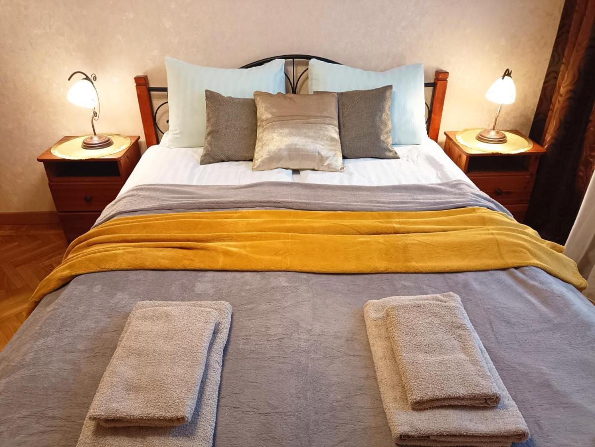 Old Town Retreat With Stunning Views 2 Bedroom Apartment Nearby The Church Of Saint Peter Riga Kültér fotó