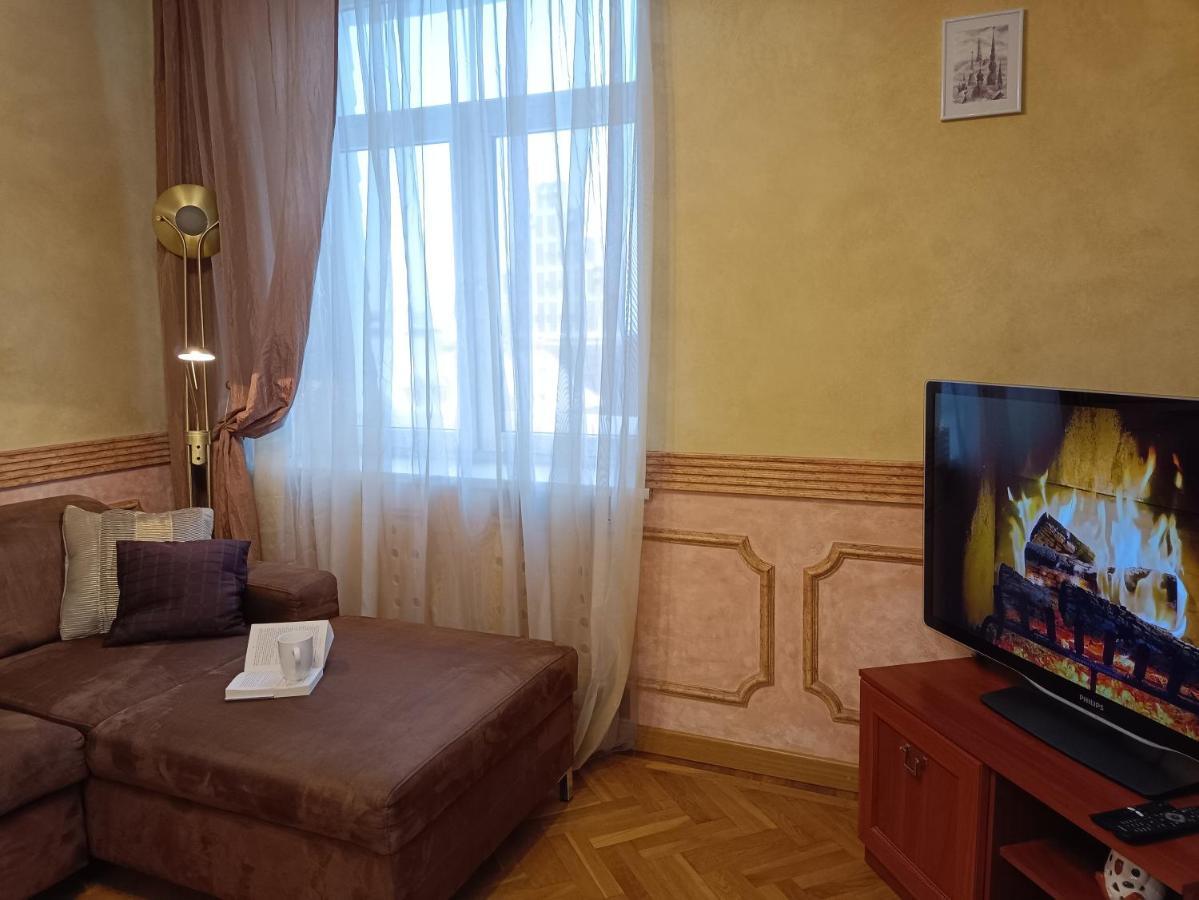 Old Town Retreat With Stunning Views 2 Bedroom Apartment Nearby The Church Of Saint Peter Riga Kültér fotó