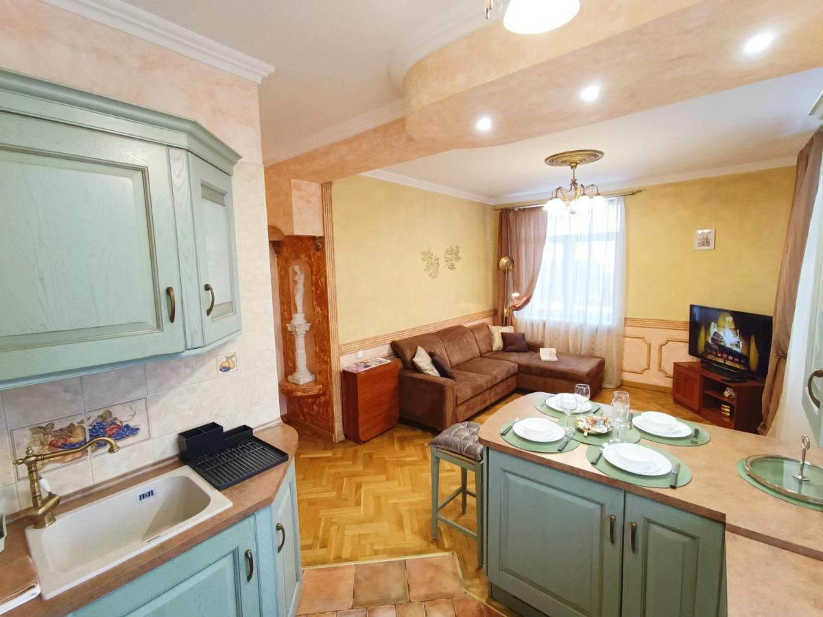 Old Town Retreat With Stunning Views 2 Bedroom Apartment Nearby The Church Of Saint Peter Riga Kültér fotó