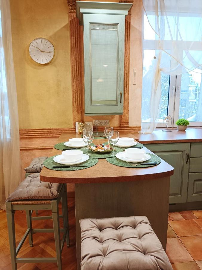 Old Town Retreat With Stunning Views 2 Bedroom Apartment Nearby The Church Of Saint Peter Riga Kültér fotó