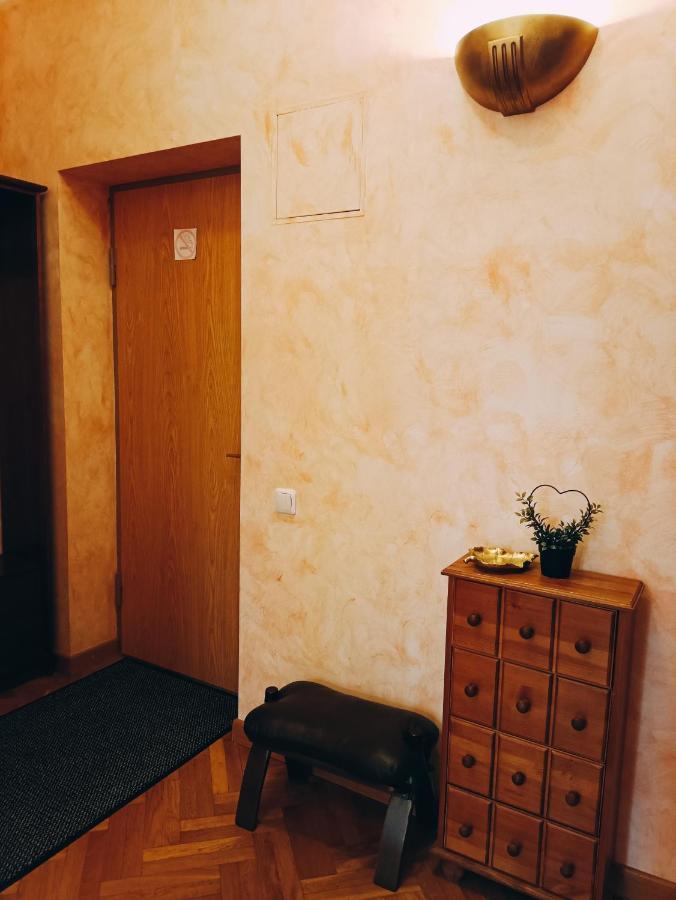 Old Town Retreat With Stunning Views 2 Bedroom Apartment Nearby The Church Of Saint Peter Riga Kültér fotó