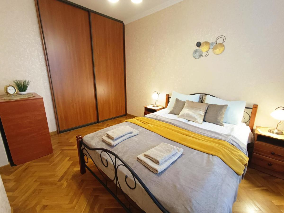 Old Town Retreat With Stunning Views 2 Bedroom Apartment Nearby The Church Of Saint Peter Riga Kültér fotó