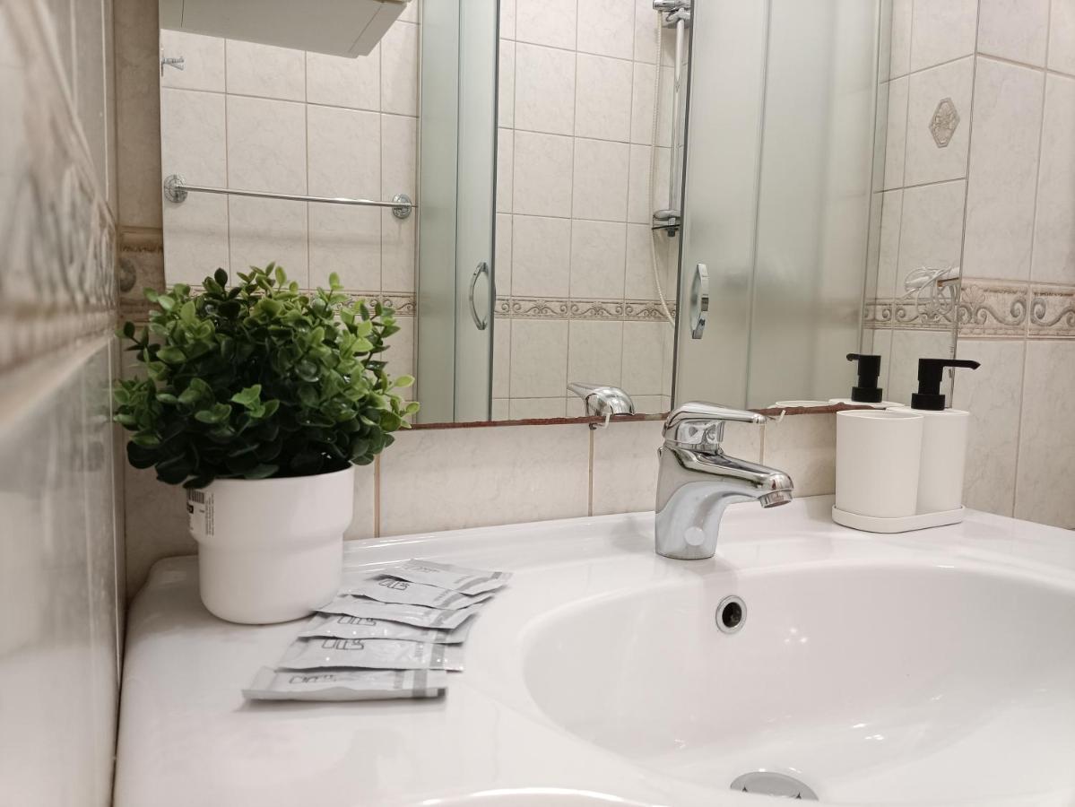 Old Town Retreat With Stunning Views 2 Bedroom Apartment Nearby The Church Of Saint Peter Riga Kültér fotó